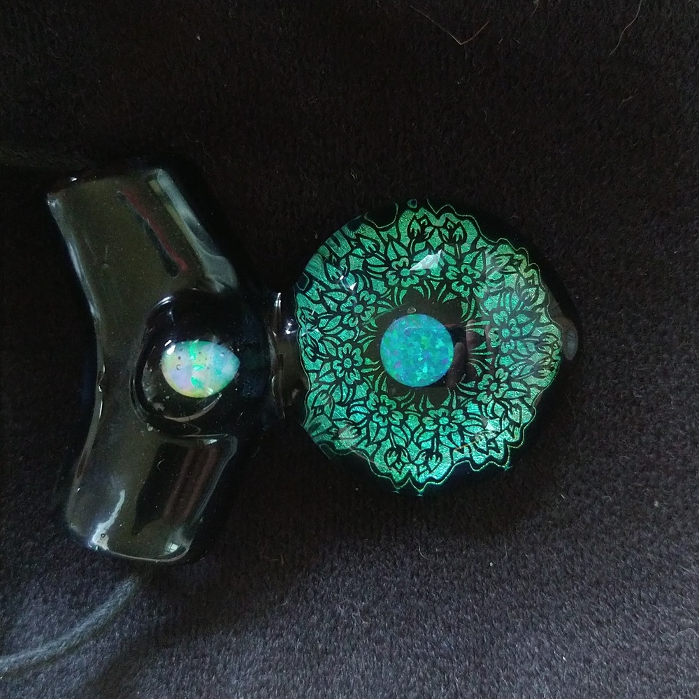 Glass bead pendant necklace